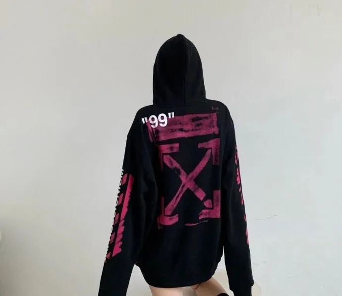 ♻️💯Upper body reference model picture❤️Top tested version OFF-WHITE (OW) 99 pink oil graffiti for men and women, pure cotton same style loose pullover hooded sweatshirt jacket zipper, professional handmade dot printing, delicate and full, strong color layering, breathable printing and not sticky! The gradient of the layers is clear, the texture and texture are visible, the fabric and printing are completely combined, and the frosted feel is delicate. The fabric is made of 460g fish scale terry cotton fabric, which has a full drape. Customized zipper pull with OFFWHITE metal engraving on it and a concave feel. This is a must-see for identification. The hat rope pendant clock has metal engravings. This is a detail that is easily overlooked.  Like Monet's oil paintings, it has always occupied the top sales list on major domestic and foreign platforms, and offline stores can also be said to be often out of stock.  Couple matching, personalized and trendy! The style is elegant and classic, versatile for daily use. Couple style 👫 Can be worn by both men and women P: 390